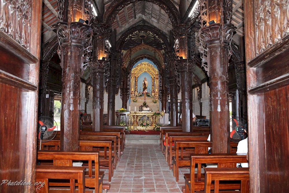 St. Peter Chapel (1896) features carved columns and Biblical imagery, reflecting faith and leadership